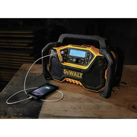 DEWALT DCR028B AM/FM presets for quick station access