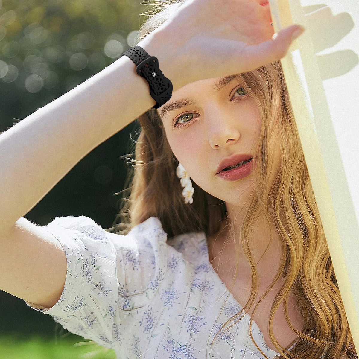 Dirrelo adjustable band fits wrists from 5.3 to 7.8 inches.