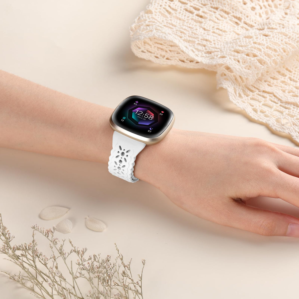Dirrelo hollow-out design band details for airy, cool comfort.