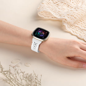 Dirrelo hollow-out design band details for airy, cool comfort.