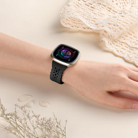 Dirrelo silicone band close-up highlights soft, skin-friendly material.