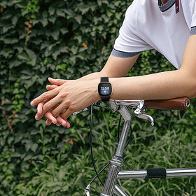 Dirrelo TPU buckle keeps Versa 3 securely locked.
