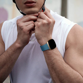 Dirrelo Versa 3 band in gray—durable TPU for active use.