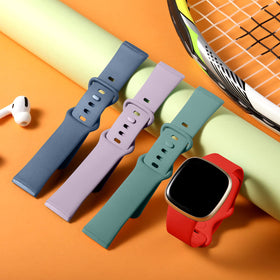 Dirrelo Versa 3 band worn on wrist during training.