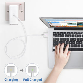 Dodaug MacBook Air green LED confirms full charge readiness.