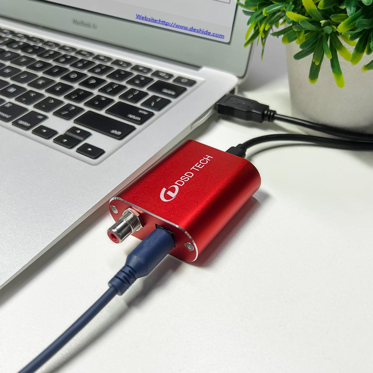 DSD TECH SH-AU02A compact design beside a laptop for travel use.