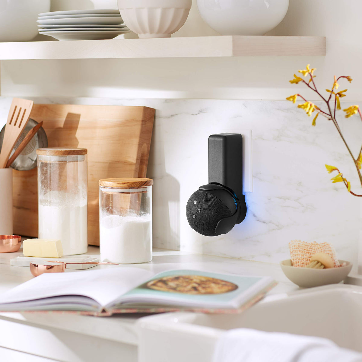ECHOGEAR US-based support for Echo Dot outlet hanger, seven days a week.