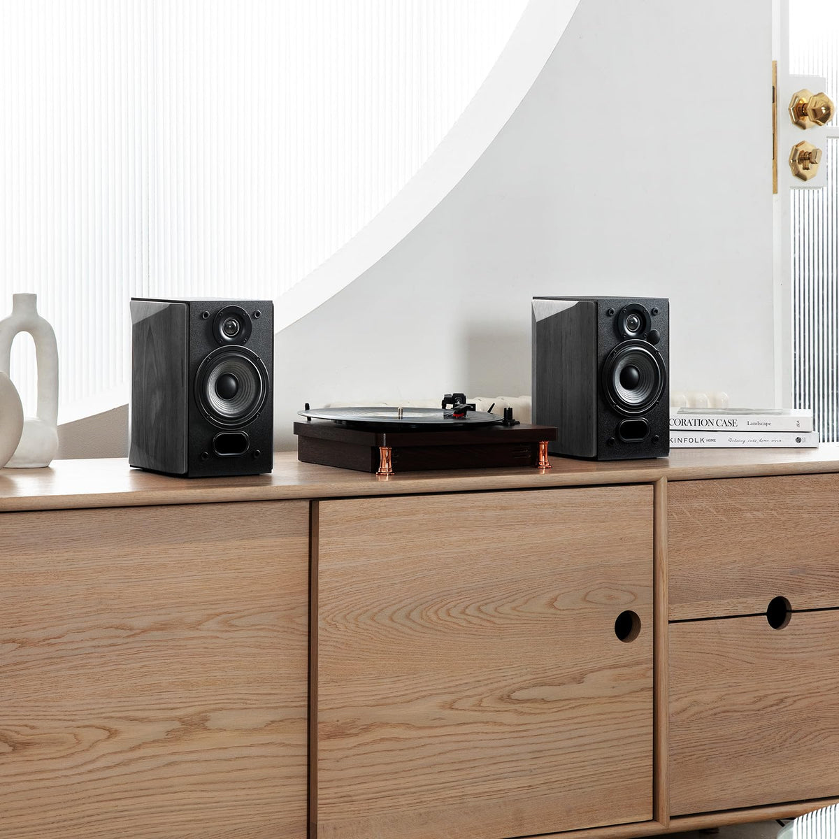 Edifier R1380DB Bluetooth connectivity enabling wireless streaming with low latency.