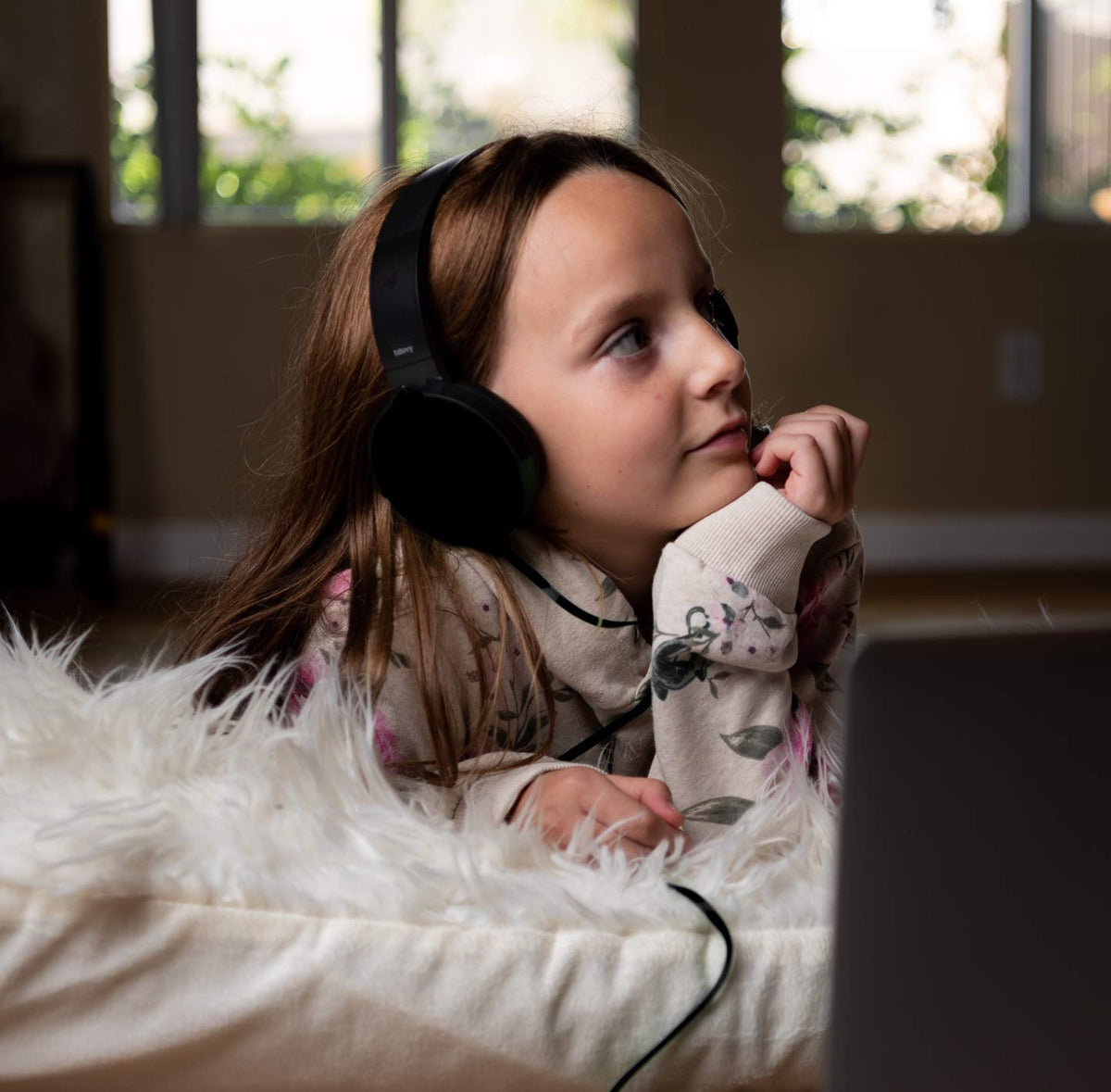 Eduvy Comfortable ear cushions reduce fatigue during extended learning sessions.