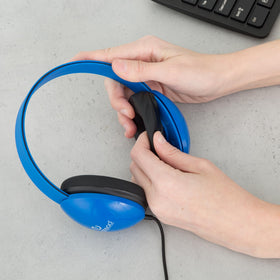 Egghead Heavy-Duty Kids Headphone resealable storage bag promotes tidy sharing.