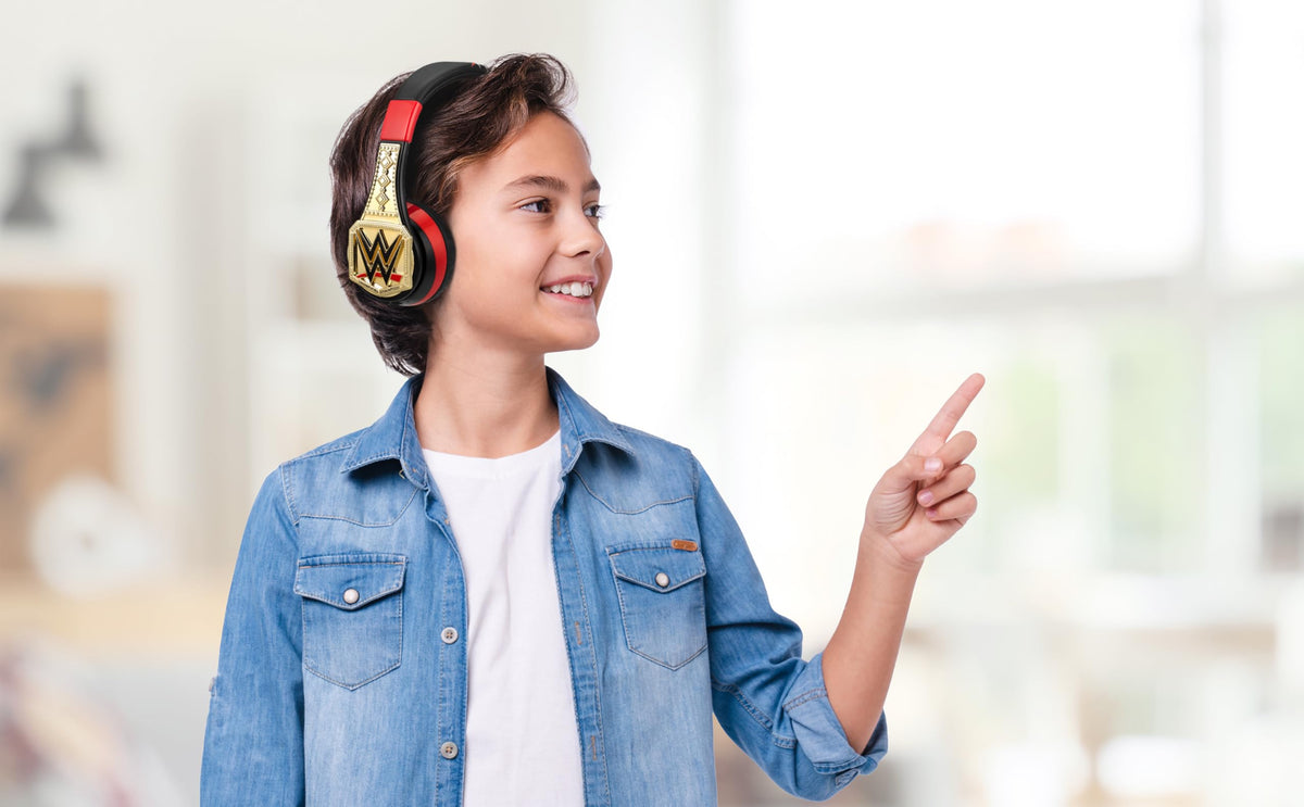 eKids WWE microphone and control buttons detail for clear chats benefit