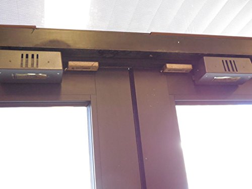 EZ Tone entrada Alerta installed on a shop door illustrating clear entry notification