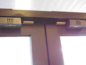 EZ Tone entrada Alerta installed on a shop door illustrating clear entry notification