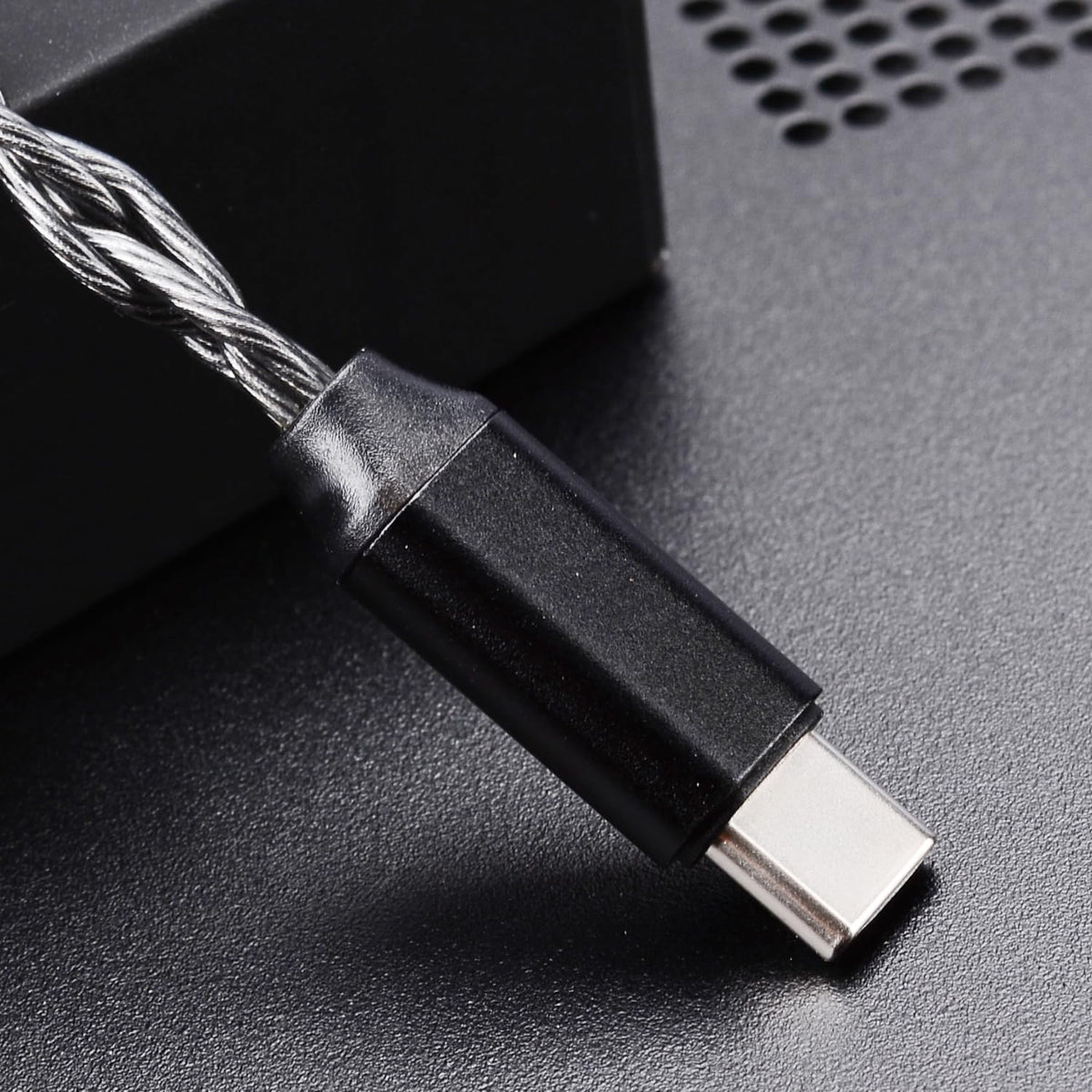 FAAEAL IEM Cable earhook design for secure, comfortable wear.