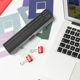 Fancy Buying battery staged with Inspiron laptops highlighting model compatibility and convenience