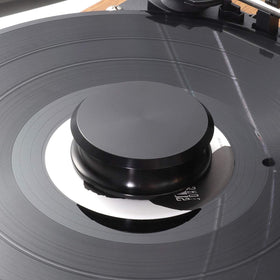 FEMELI black stabilizer on a turntable suits modern setups.