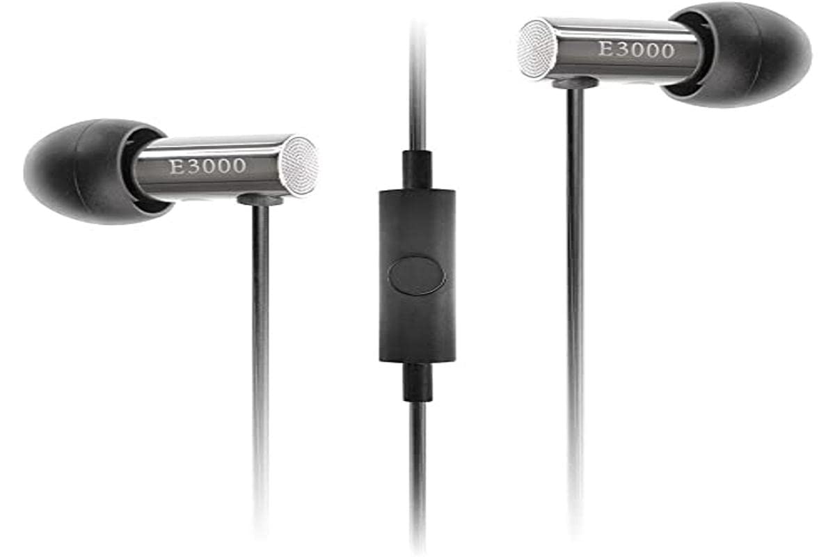 Final inline remote and microphone image showing smartphone control convenience