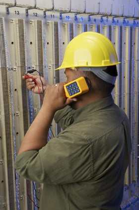 Fluke Networks TS19 banana jacks to alligator clips offer versatile testing setups.