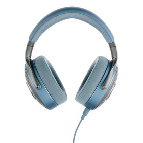 Focal AZURYS magnesium yoke offers lightweight, balanced fit for on-the-go listening.