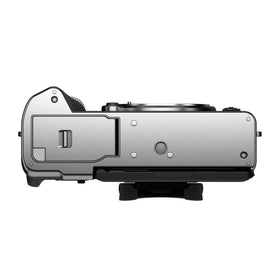XF16-80mm lens included with the X-T5 silver kit for landscapes and portraits.
