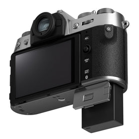 Fujifilm X-T50 silver handheld use shows comfortable grip and AI focus.