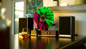 Auto-balanced tonearm on the Fuse GLD prevents wobble during vertical playback.