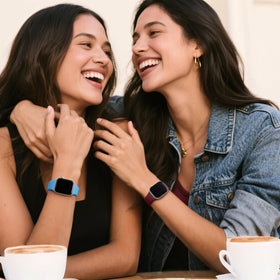 GEAK tool-free installation for fast bracelet changes.