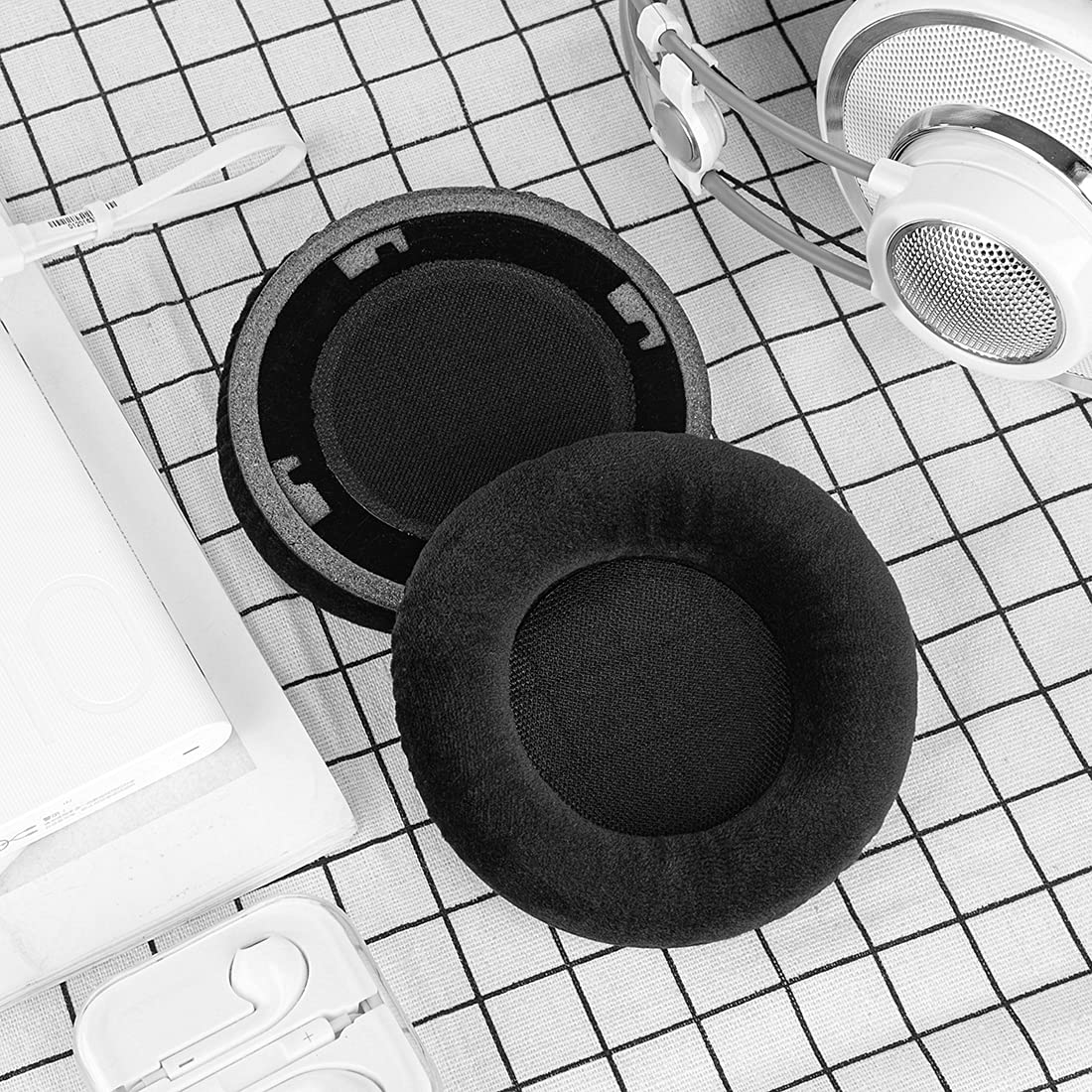 Geekria Durable, long-lasting earpads withstand frequent removal and reattachment.