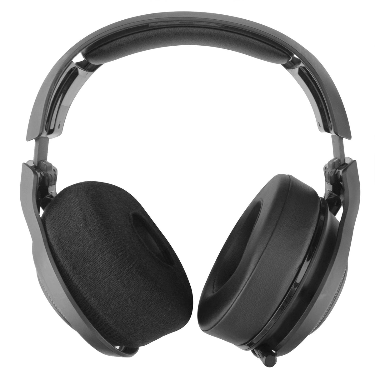 GEEKRIA machine-washable headset covers for simple upkeep.