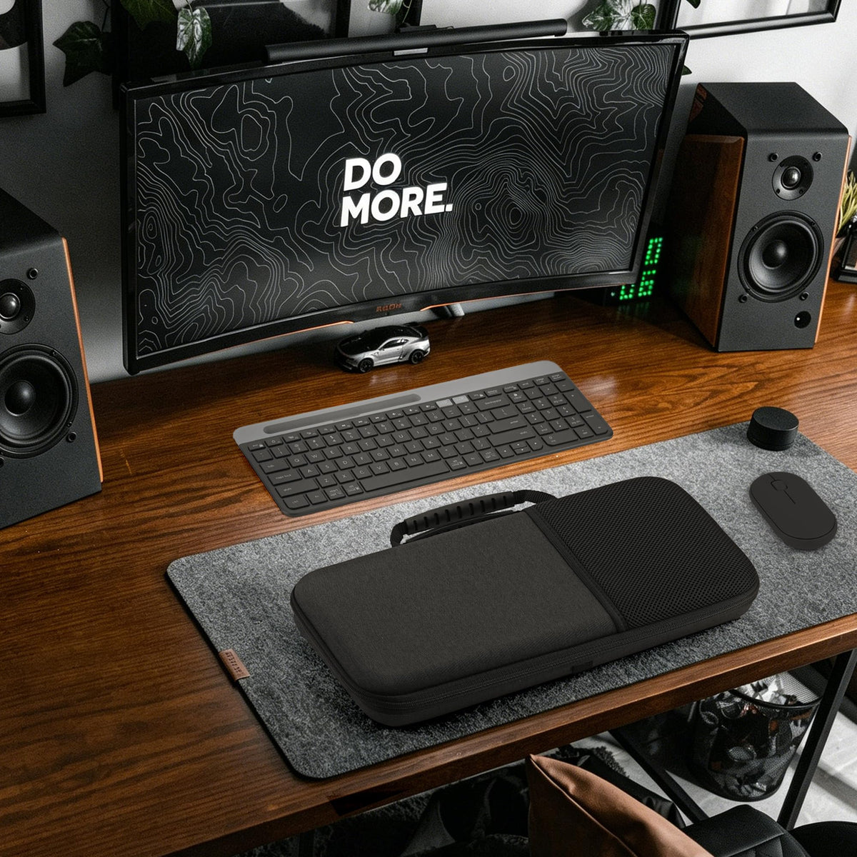 GEEKRIA packaging image shows one carrying case included for organized travel