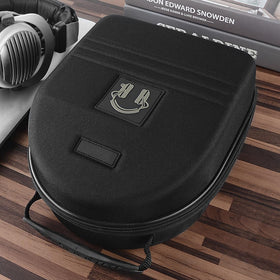 GEEKRIA Shield zipper and handle detail for reliable carrying convenience