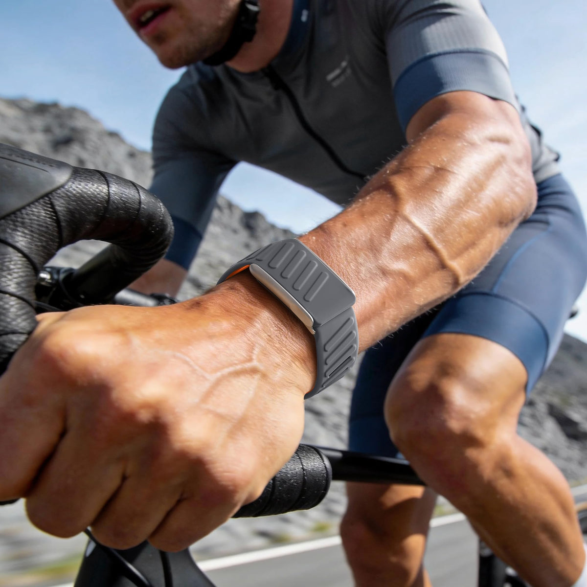 Getino pin-and-tuck closure secures the band with a simple wear.