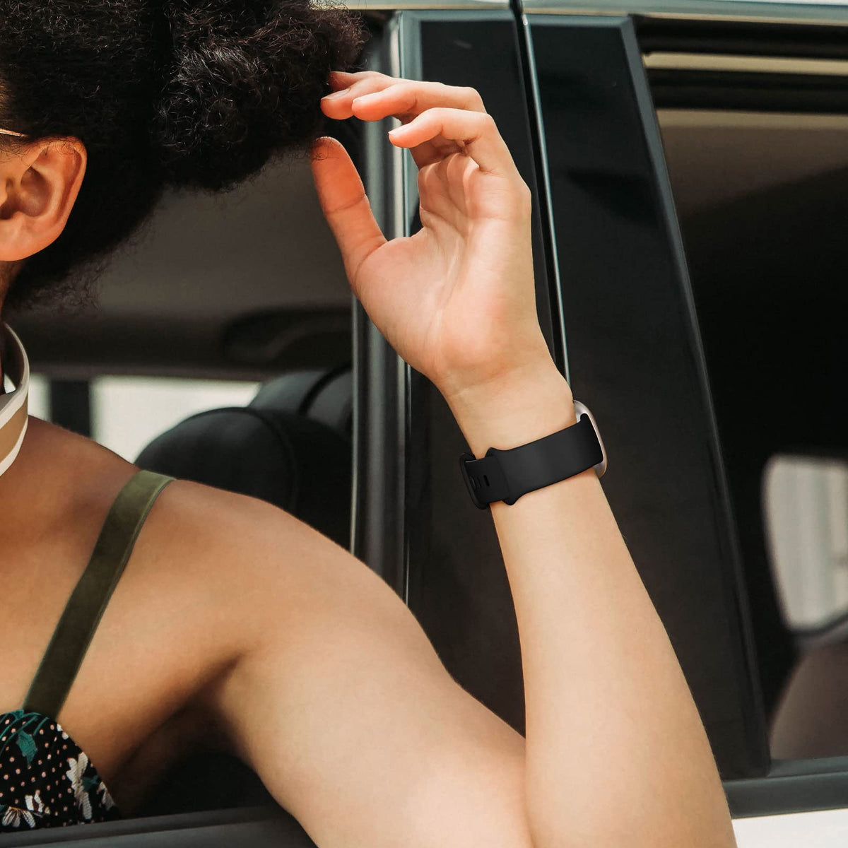 Getino Versa band red, fashionable accent for workouts and casual wear.