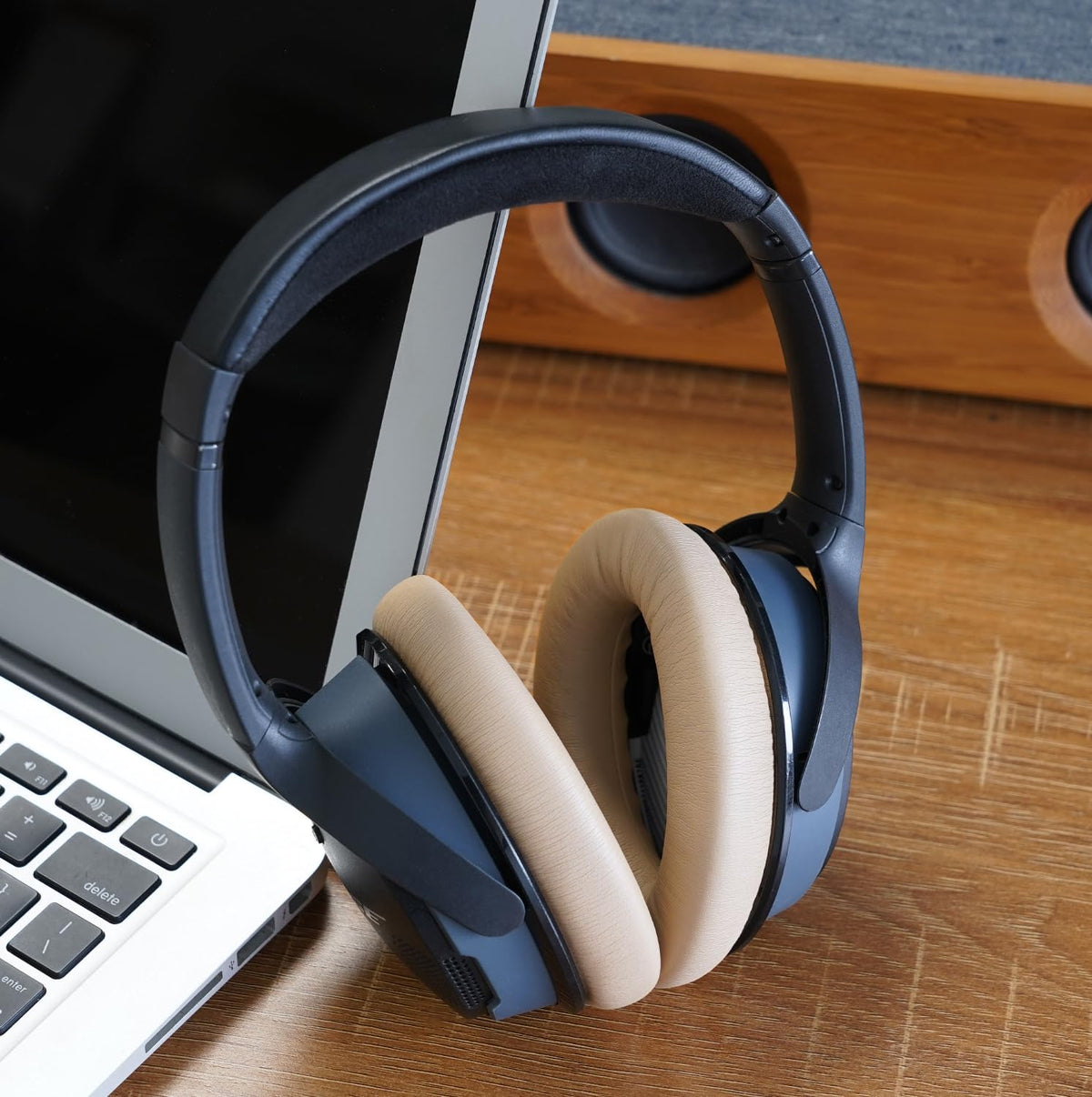 GEVO lifestyle listening scene on a table showing comfort and everyday use