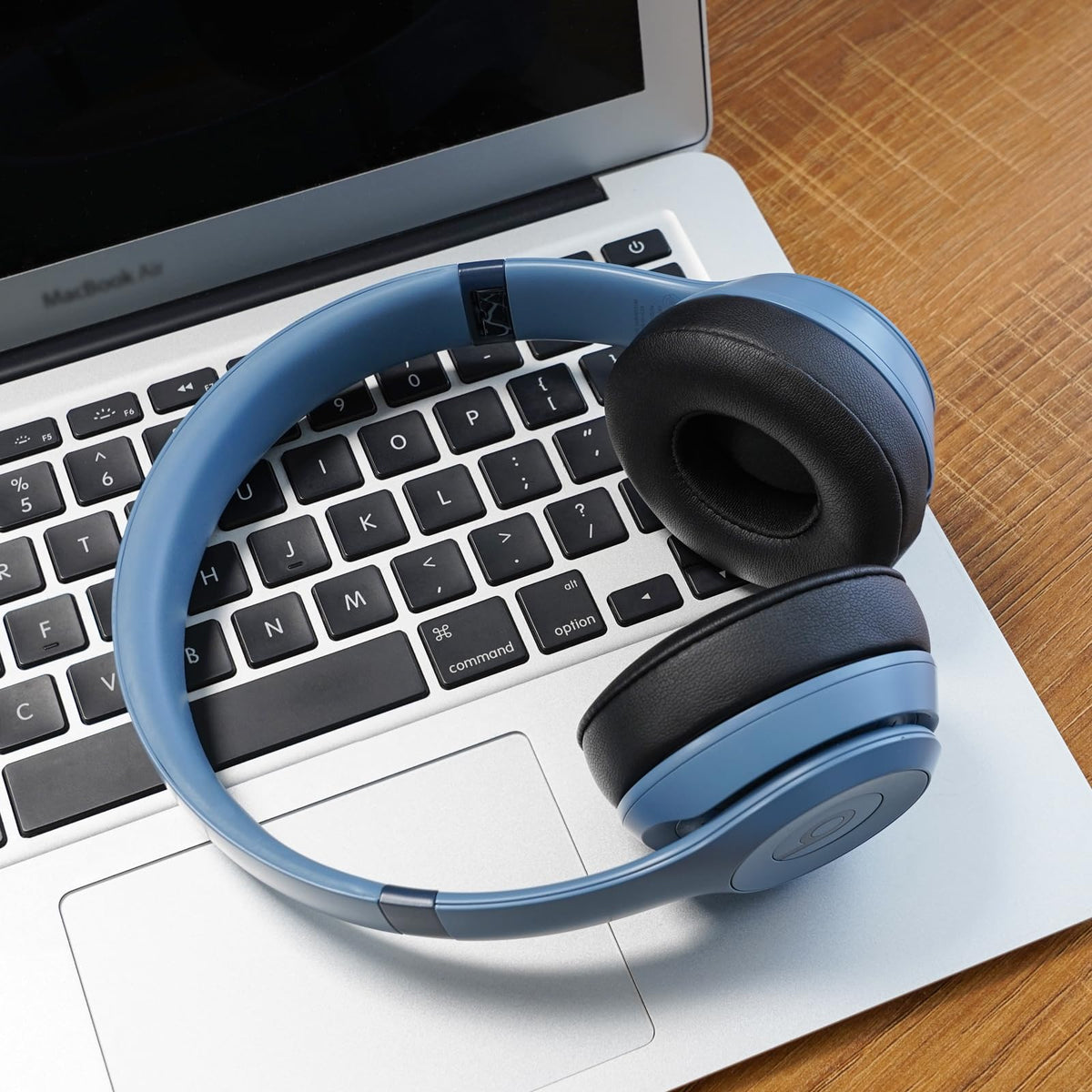 G GVOEARS black-earpads blend with Beats Solo4 aesthetic for a cohesive look.