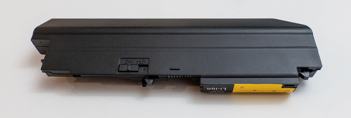 GHU battery powering laptop at a café illustrating dependable portable runtime for remote work and study
