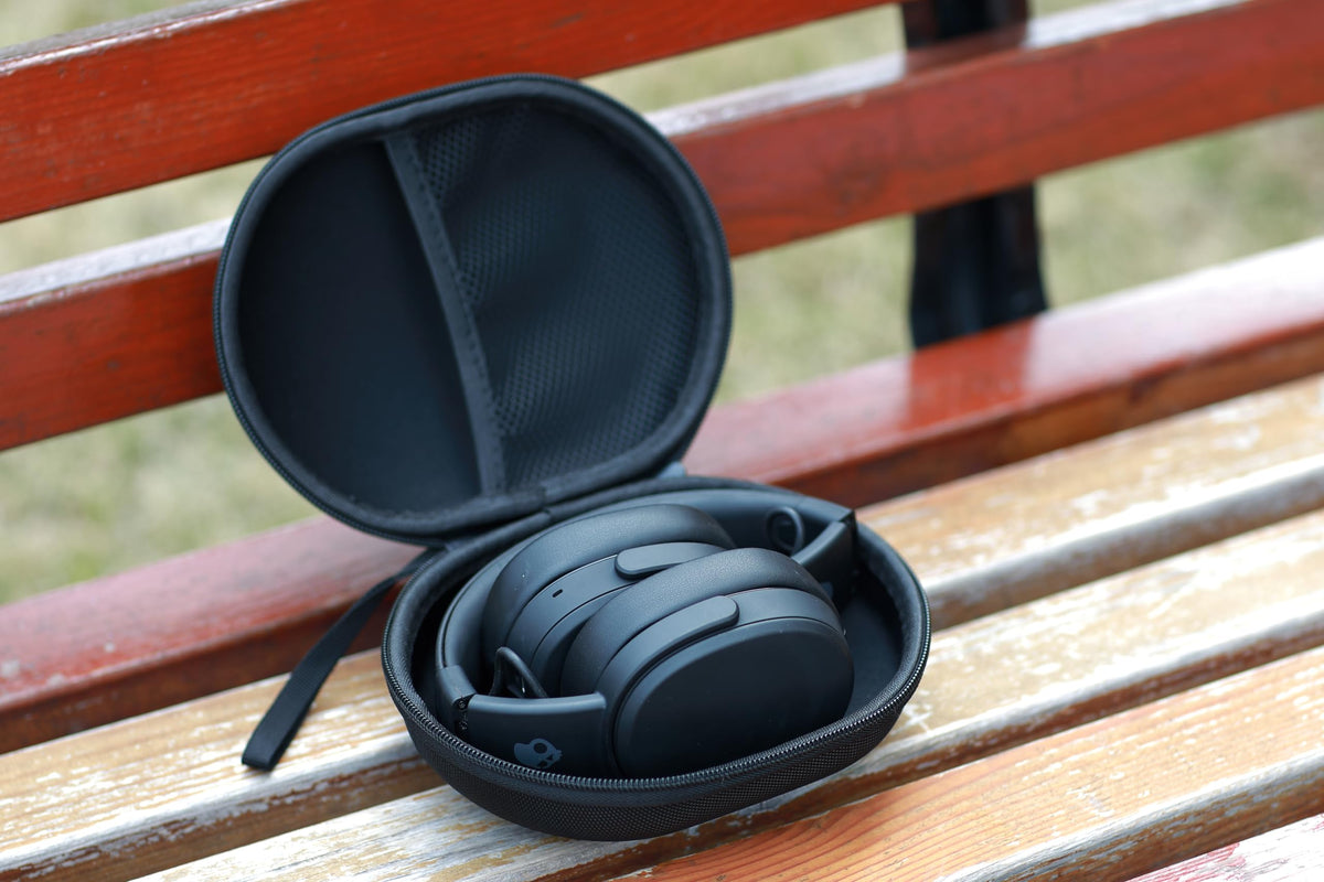 Ginsco headphone case mesh pocket helps organize small accessories.