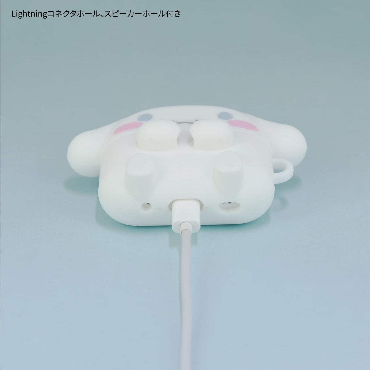 Gourmandise SANG-274CN Lightning connector remains accessible when case is installed.