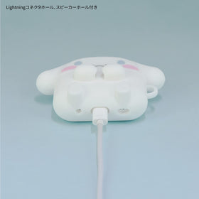 Gourmandise SANG-274CN Lightning connector remains accessible when case is installed.