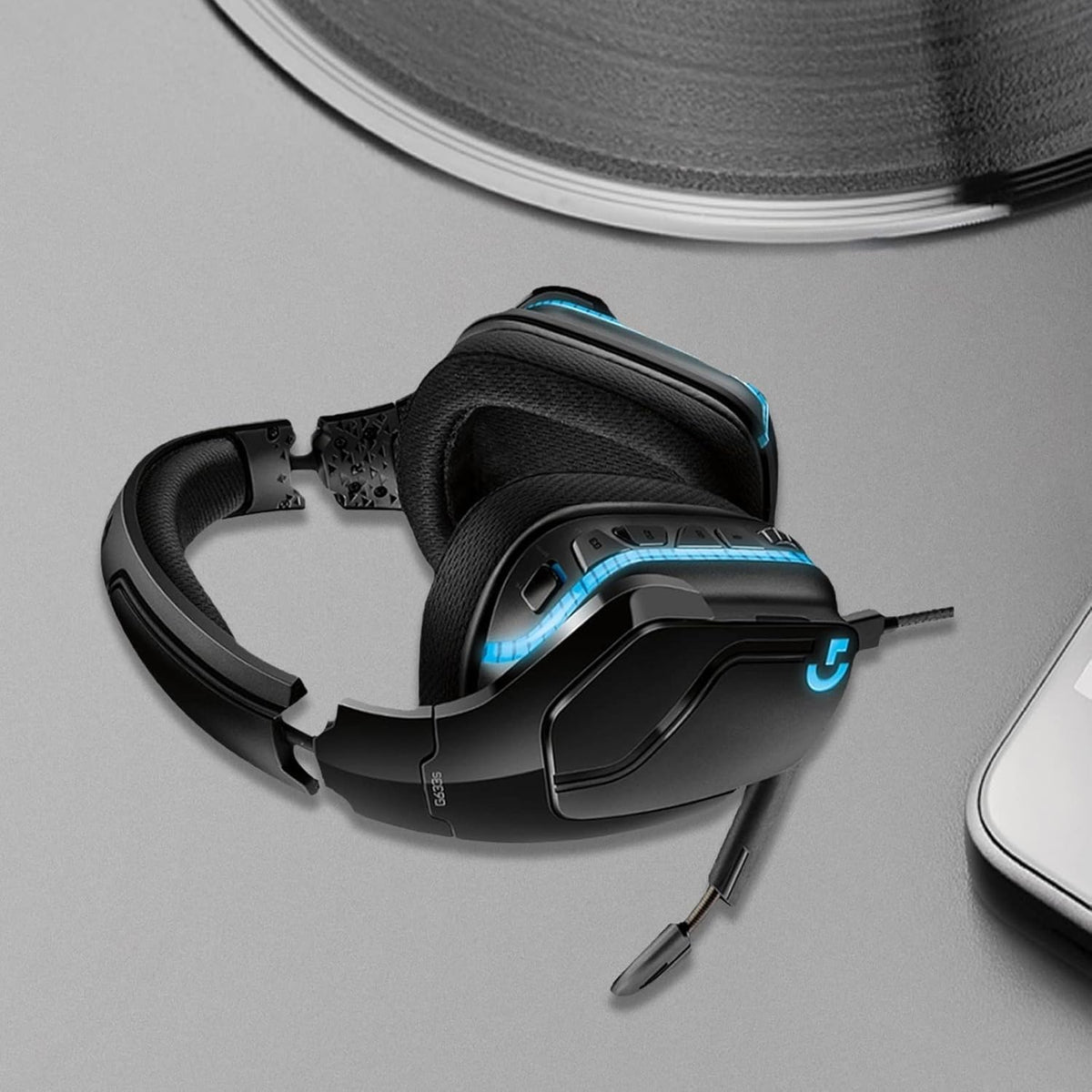 GVOEARS pads in gamer setup, improves comfort and reduces noise