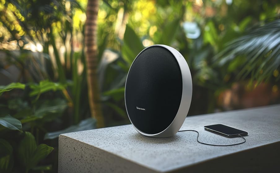 Side view of Onyx Studio 9 in black with integrated handle