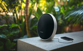 Side view of Onyx Studio 9 in black with integrated handle