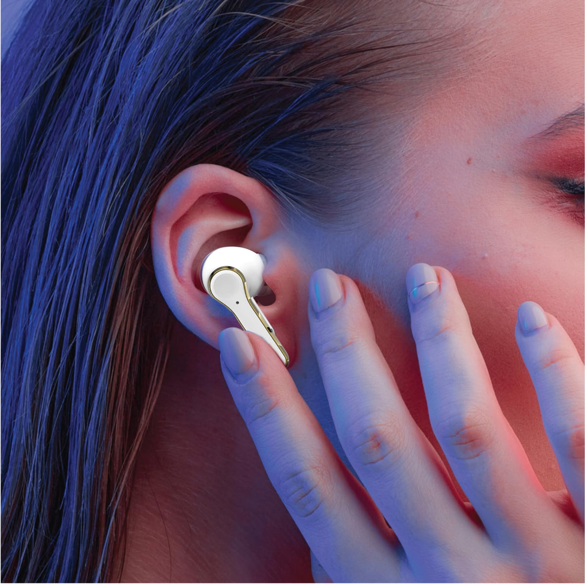 Hello Kitty earbuds with built-in mic for hands-free calls.