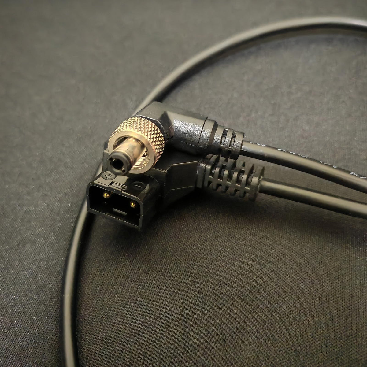 HENGYONGTA cable connected to Atomos Ninja demonstrating stable power feed