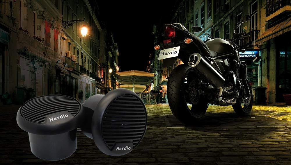 Herdio speakers in open-air riding scene delivering reliable sound outdoors