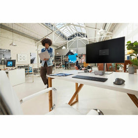 HP Thunderbolt 4 Ultra 180W G6 Dock displaying four monitors for productive workflow