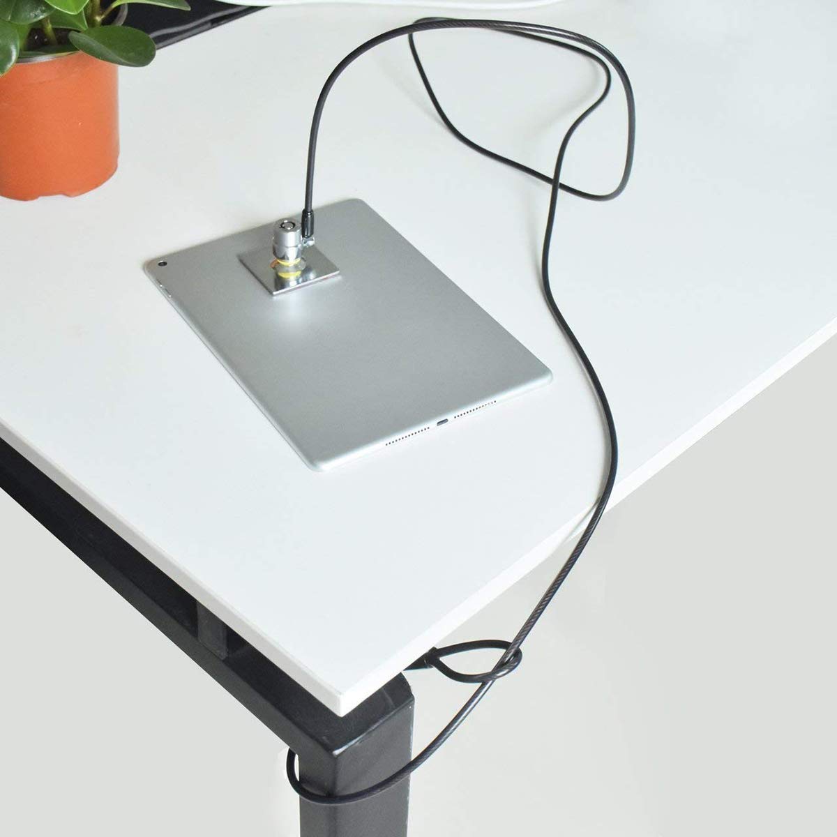 I3C package includes anchor plates and cables for multiple devices.