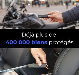 Invoxia GPS Pro Tracker on car dashboard showing real-time location.