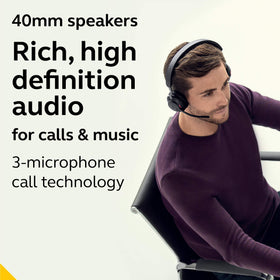 Jabra Evolve2 65 busylight visible from any angle to prevent interruptions.
