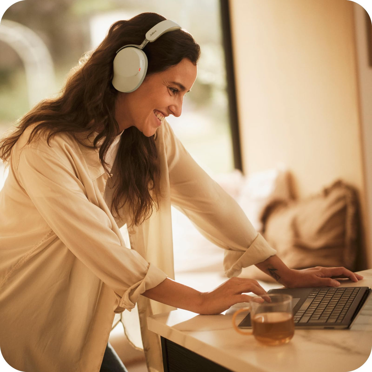 Jabra Evolve3 85 AI voice technology ensures clear calls in noisy spaces.